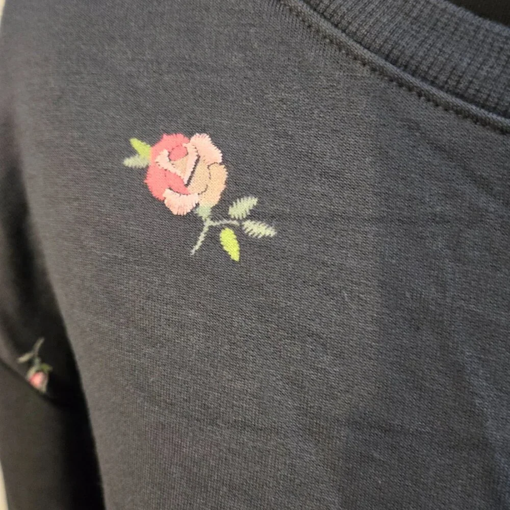 Love by GAP - Small - BNWT Grey Sweater with roses